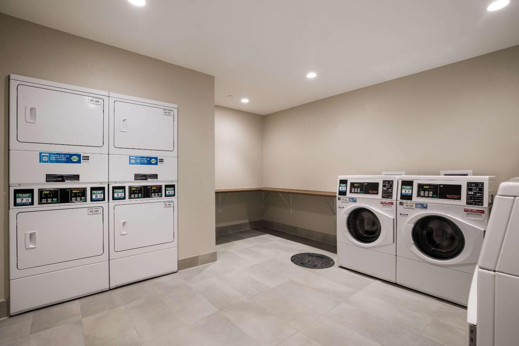 Everhome Suites Corona Exteriér fotografie